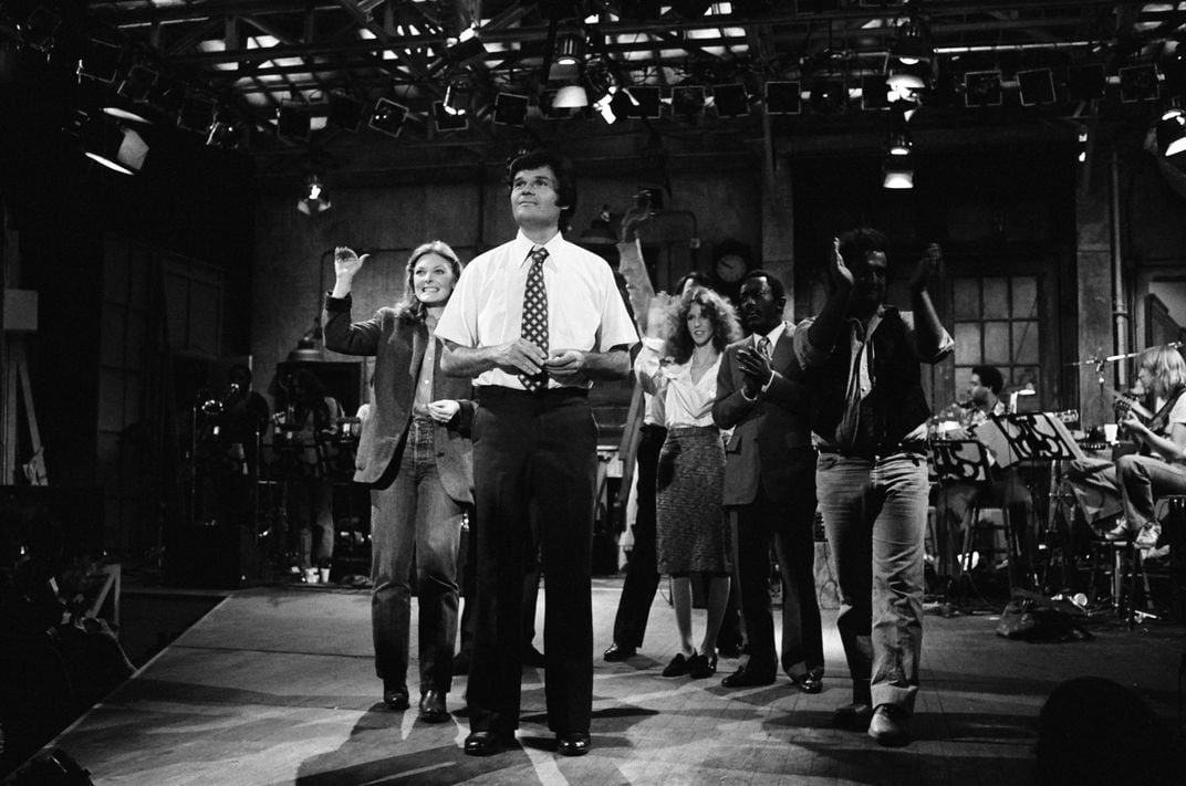 L to R: Jane Curtin, Fred Willard, Laraine Newman, Garrett Morris and Jim Belushi during the closing moments of "SNL" on October 14, 1978