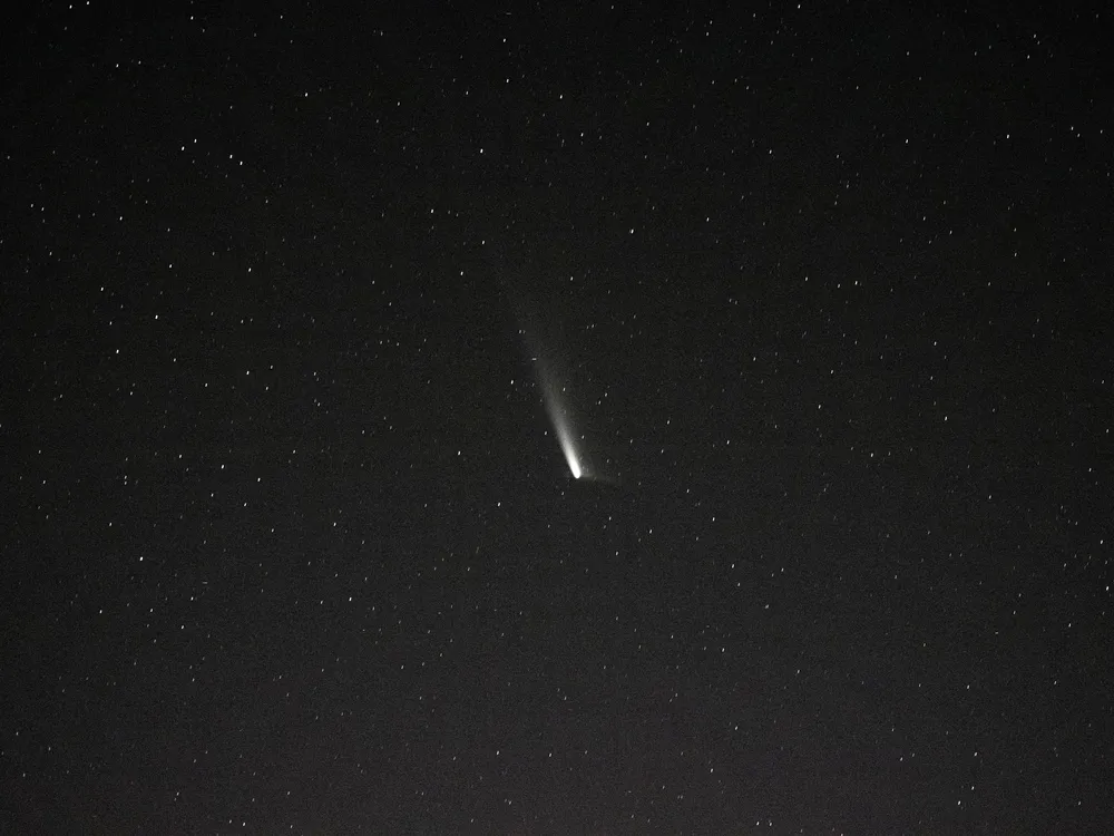 image of a comet and its tail